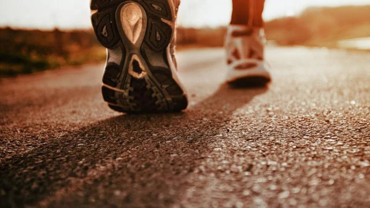 चालणे आपल्या आरोग्यासाठी अत्यंत आवश्यक आहे. बरेच लोक दिवसातून 20 ते 25 मिनिटे चालतात. विशेष म्हणजे शरीर मजबूत होण्यासही मदत होते. 