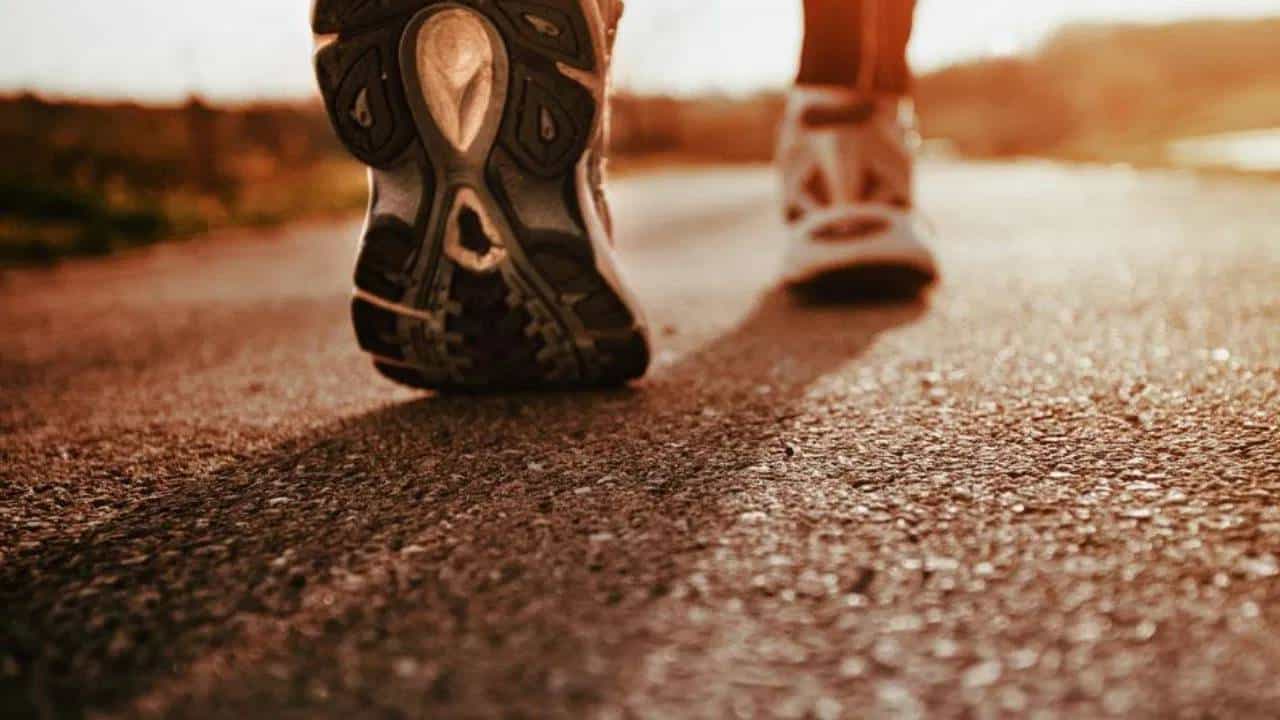 चालणे आपल्या आरोग्यासाठी अत्यंत आवश्यक आहे. बरेच लोक दिवसातून 20 ते 25 मिनिटे चालतात. विशेष म्हणजे शरीर मजबूत होण्यासही मदत होते.