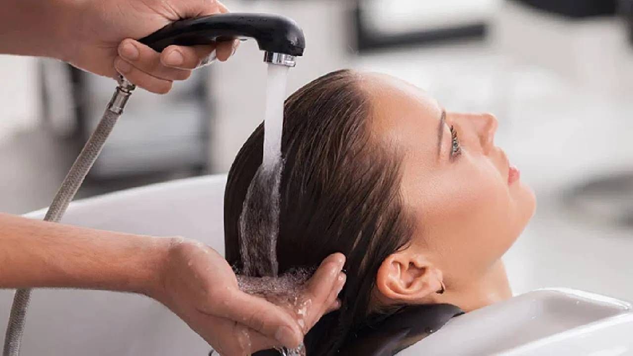 आपण नेहमीच ऐकले असेल की, मासिक पाळीमध्ये केस धुतली नाही पाहिजे, असे सांगितले जाते. यामुळे दरम्यानच्या काळात अनेक महिला केस धुणे टाळतात. 