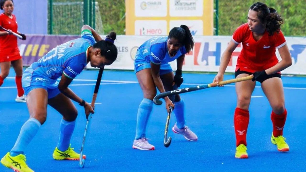 वूमन्स आशिया कप स्पर्धेत एकूण 8 संघ सहभागी झाले. या संघांना 4-4 नुसार 2 गटात विभागण्यात आलं. दोन्ही गटातील 2 अव्वल संघ सुपर 4 फेरीत पोहचतील. सुपर 4 मधील 2 अव्वल संघ अंतिम फेरीसाठी पात्र ठरतील. आशिया कप जिंकणारा संघ बेल्जियम-नेदरलँडमध्ये होणाऱ्या एफआयएच वूमन्स वर्ल्ड कप 2026 स्पर्धेसाठी पात्र ठरेल. त्यामुळे अंतिम सामन्यात दोन्ही संघांत चुरस पाहायला मिळणार आहे. (Photo Credit : X/Hockey India)