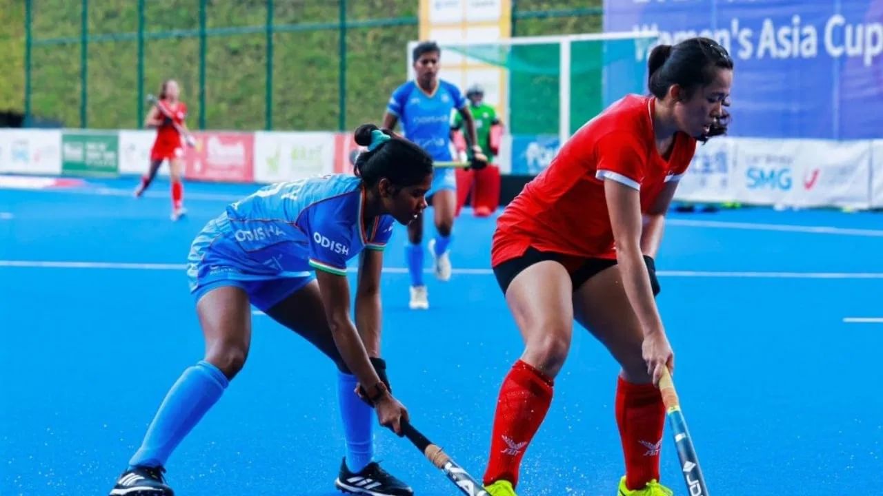 भारताने या स्पर्धेतील आपल्या पहिल्या सामन्यात थायलंडवर 11-0 ने धुव्वा उडवत विजयी सलामी दिली होती. त्यानंतर भारताने  जपान विरूद्धचा सामना 2-2 ने बरोबरीत सोडवला. वूमन्स टीम इंडिया आता  सुपर 4 मध्ये खेळणार आहे. भारतासमोर या सामन्यात ए ग्रुपमधील दुसऱ्या स्थानी असणाऱ्या संघाचं आव्हान असणार आहे. (Photo Credit : X/Hockey India)