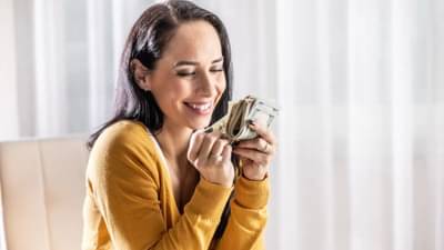 वाह नशीब असावं तर असं, फोनची रिंग वाजली, कॉल पण रिसिव्ह केला नाही, अन् क्षणात महिला बनली कोट्यधीश