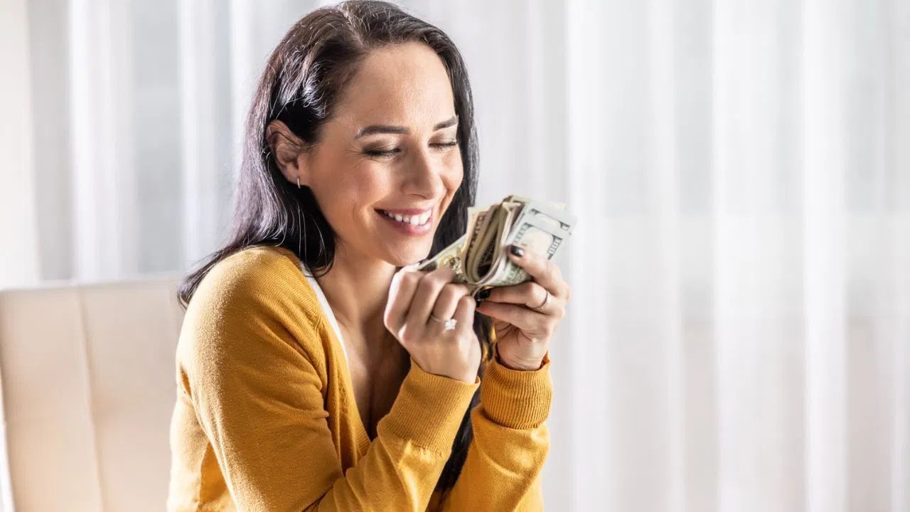 वाह नशीब असावं तर असं, फोनची रिंग वाजली, कॉल पण रिसिव्ह केला नाही, अन् क्षणात महिला बनली कोट्यधीश