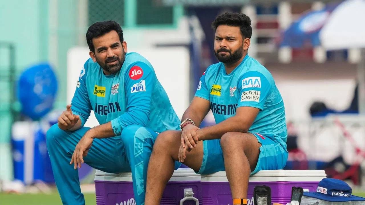 अनुभवी खेळाडू झहीर खानने आयपीएल संघ लखनौ सुपर जायंट्सशी आपले संबंध तोडले आहेत.  मुख्य प्रशिक्षक जस्टिन लँगर आणि संघाचे मालक संजीव गोयंका यांच्याशी असलेल्या मतभेदामुळे त्यांनी संघ सोडला अशी चर्चा आता क्रीडाप्रेमी करत आहेत. (फोटो- पीटीआय)