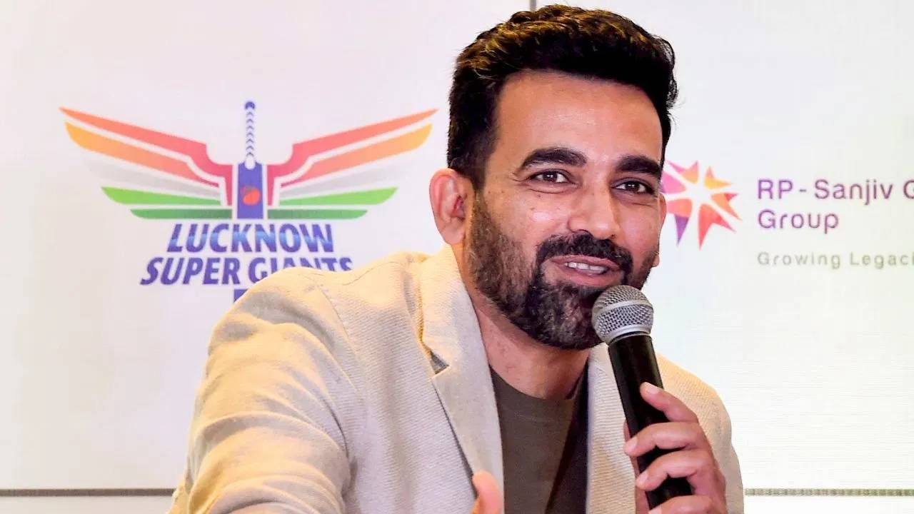 झहीर खान तीन आयपीएल संघांकडून खेळला आहे. एमआय, रॉयल चॅलेंजर्स बंगळुरू आणि दिल्ली डेअरडेव्हिल्स या संघांकडून खेळला आहे. त्याने दहा हंगामात तिन्ही संघांसाठी 100 सामने खेळले. 7.58 च्या इकॉनॉमीने 102 विकेट्स घेतल्या. झहीर खान शेवटचा आयपीएल सामना 2017 मध्ये खेळला होता. (फोटो- पीटीआय)