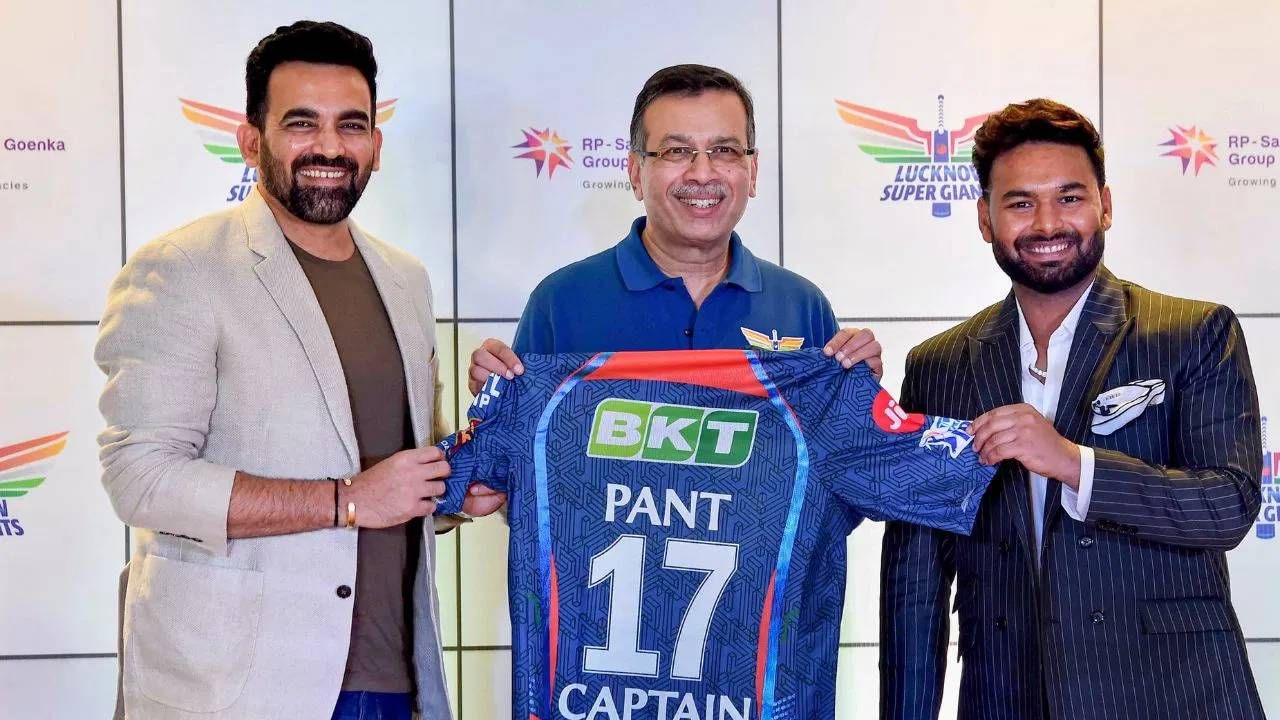 आयपीएलच्या मागच्या पर्वापूर्वी झालेल्या मेगा लिलावात सर्वाधिक बोली लावून लखनौ सुपर जायंट्सने लक्ष वेधून घेतलं होतं. ऋषभ पंतसाठी सर्वाधिक बोली लावली होती. तसेच मुंबई इंडियन्स संघातून झहीर खानला घेत त्याच्यावर विश्वास टाकला होता. मात्र अपेक्षेप्रमाणे कामगिरी झाली नाही.  निराशाजनक कामगिरीनंतर मालक संजीव गोएंका पुढील हंगामासाठी नवीन रणनीती तयार करण्यात व्यस्त आहेत. (फोटो- पीटीआय)