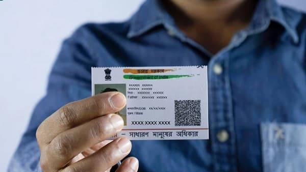 तुमचे आधार कार्ड खरे आहे की खोटे? या सोप्या स्टेप्स फॉलो करून घरबसल्या एका क्लिकवर जाणून घ्या