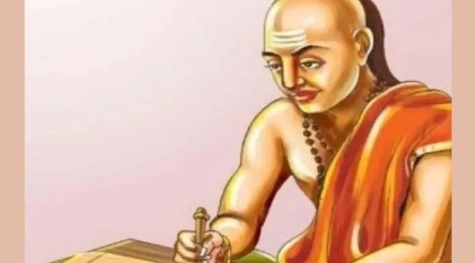 आचार्य चाणक्यांनी महिलांच्या काही सवयी सांगितलेल्या आहेत. या सवयी महिलांना त्यांची प्रगती होण्यापासून रोखतात. तसेच या चुकांमुळे महिला कंगाल होऊ शकतात. त्यामुळे आचार्य चाणक्य यांच्या शिकवणीनुसार या चुका कधीच करू नये असे सांगितले जाते. 