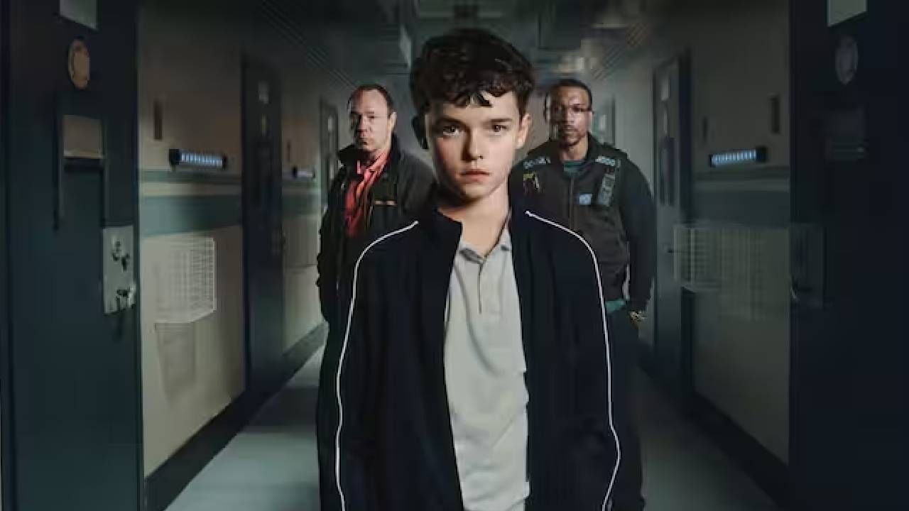 'अडॉलसन्स' या वेब सीरिजलाही प्रेक्षकांकडून जबरदस्त प्रतिसाद मिळाला आहे. यामध्ये एका किशोरवयीन मुलाची कथा दाखवण्यात आली आहे. यात मुख्य भूमिका साकारणाऱ्या 15 वर्षीय अभिनेत्याला 'इमी' पुरस्काराने सन्मानित करण्यात आलं आहे. 
