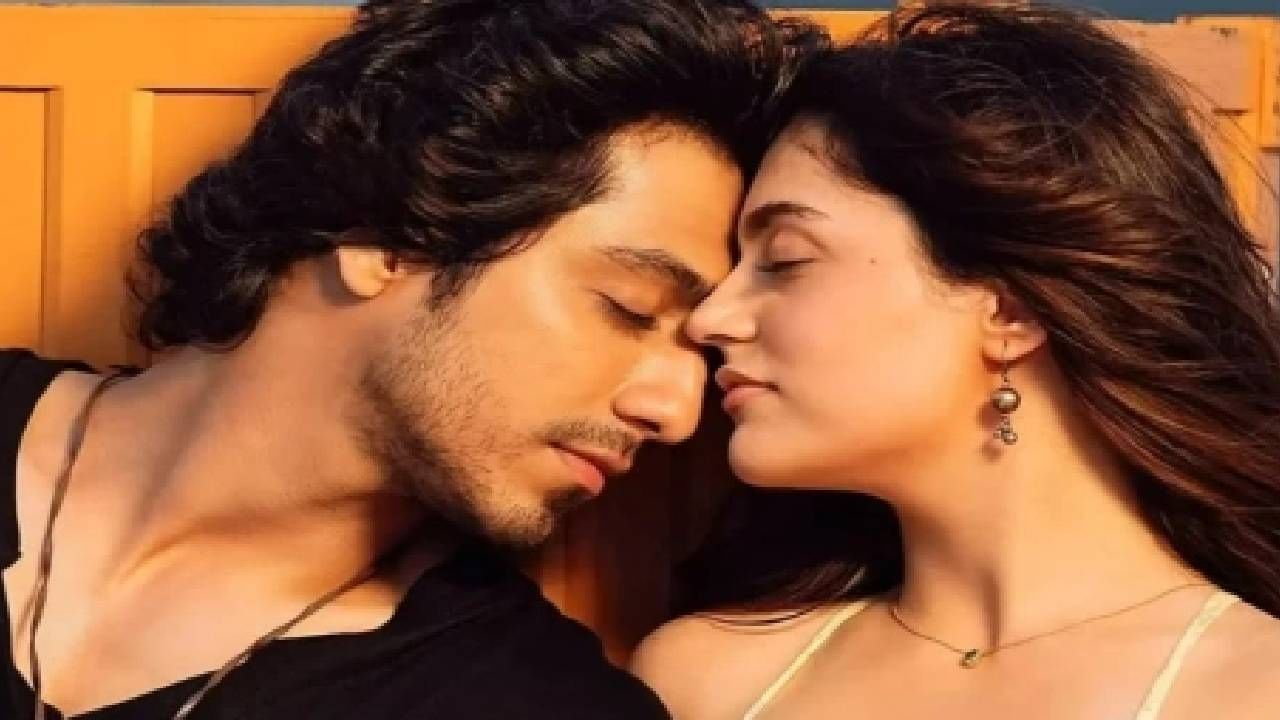 Saiyaara : 'सैयारा' जोडीचा रिअल-लाइफ रोमान्स; अहान पांडे खऱ्या आयुष्यात पडला हिरोइनच्या प्रेमात Saiyaara : 'सैयारा' जोडीचा रिअल-लाइफ रोमान्स; अहान पांडे खऱ्या आयुष्यात पडला हिरोइनच्या प्रेमात