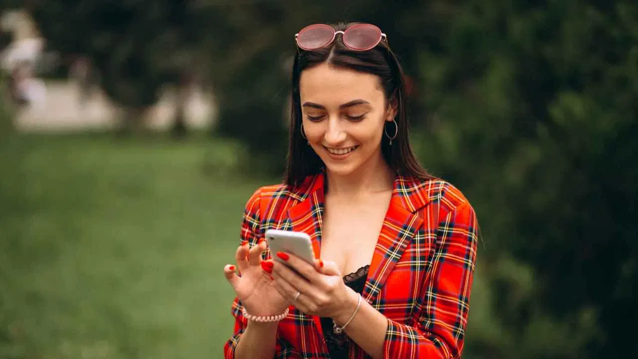 एअरटेलने एंट्री-लेव्हल 100 रुपयांच्या प्लॅनमध्ये काही बदल केले आहेत. या बदलामुळे कंपनीच्या लाखो ग्राहकांना फायदा होणार आहे. (फोटो - फ्रीपिक)