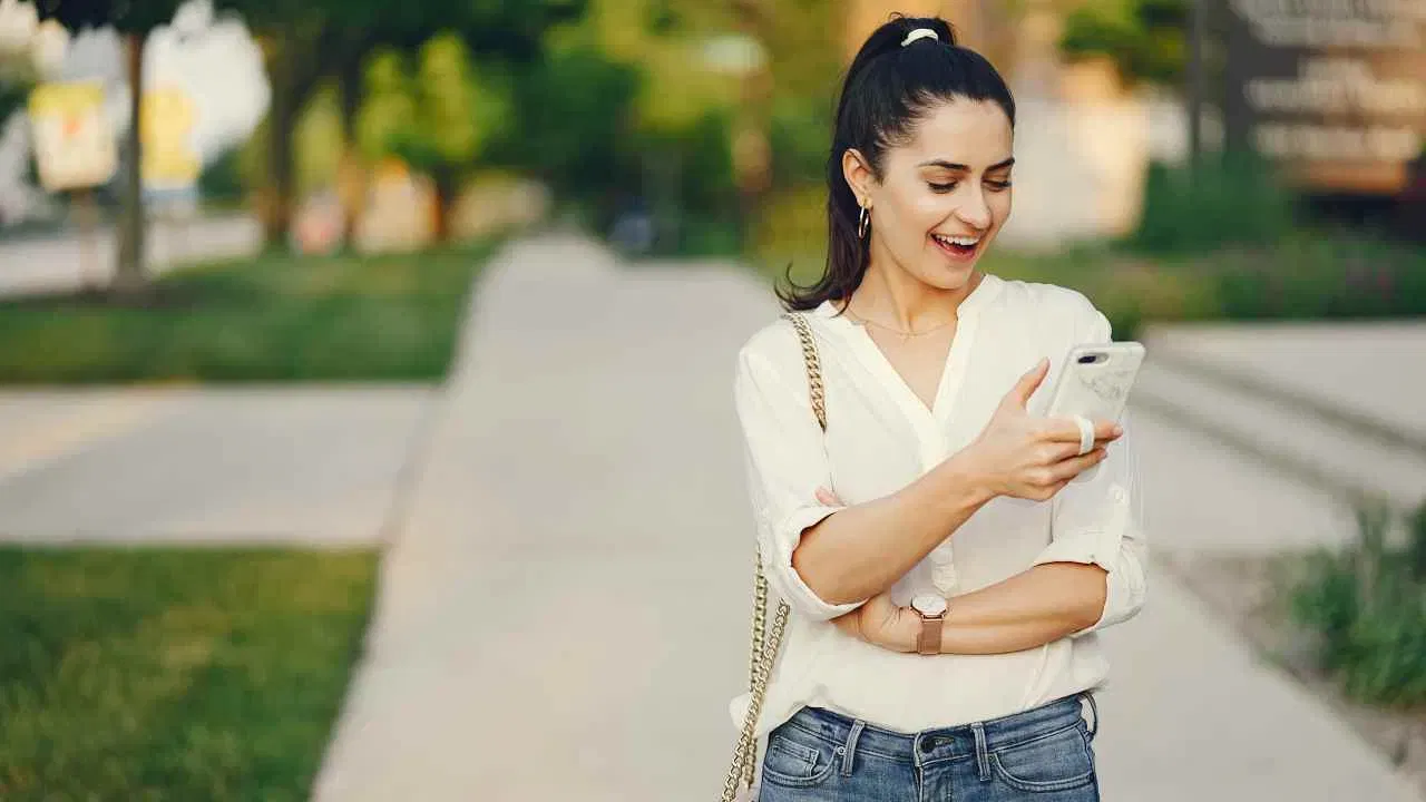 या पॅकमध्ये अतिरिक्त डेटा व्यतिरिक्त कंपनी एका महिन्यासाठी एअरटेल एक्सस्ट्रीम प्ले प्रीमियमचा एक्सिस देत आहे, ज्यामध्ये 22 पेक्षा जास्त ओटीटी प्लॅटफॉर्मचा प्रवेश आहे. (फोटो - फ्रीपिक)