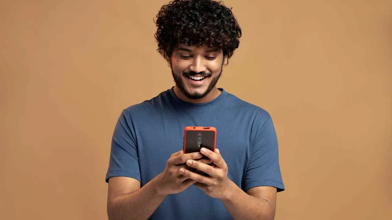 जियोचाही प्लॅन: एअरटेल प्रमाणेच, रिलायन्स जिओचाही 100 रुपयांचा प्लॅन आहे. या प्लॅनमध्ये 30 दिवसांच्या वैधतेसह 5 जीबी डेटा मिळतो. यात 90 दिवसांसाठी जिओ हॉटस्टार मोबाईल/टीव्हीचा मोफत एक्सिस मिळते. तसेच या प्लॅनमध्ये जिओ सावन प्रो, झोमॅटो गोल्डचाही एक्सिस मिळतो. (फोटो - फ्रीपिक)