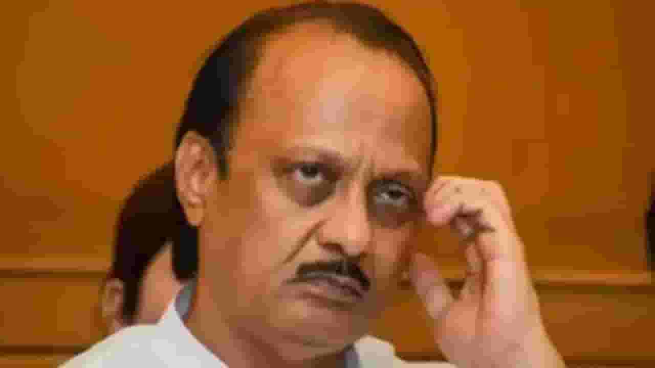 कारवाईच्या वेळी पोलिसांनी थेट अजितदादांनाच सांगितलं... व्हिडीओ कॉल करा! कारवाईच्या वेळी पोलिसांनी थेट अजितदादांनाच सांगितलं... व्हिडीओ कॉल करा!