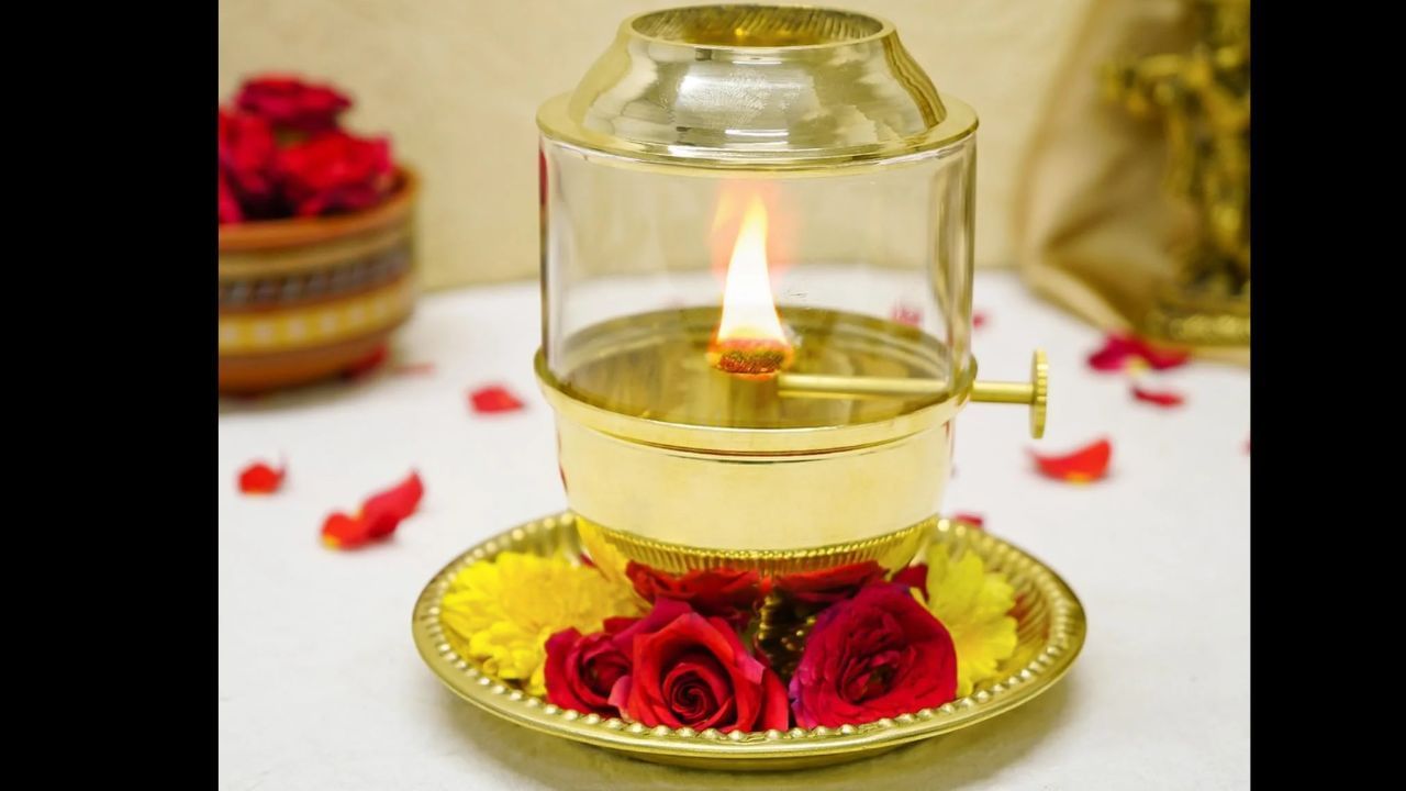 अखंड ज्योत ही संकटमोचक मानली जाते. तिचा प्रकाश कुटुंबातील सदस्यांना सर्व संकटांपासून आणि वाईट शक्तींपासून वाचवतो. यामुळे कुटुंबावर येणाऱ्या अडचणी दूर होतात. त्यांच्या जीवनात प्रगतीचा मार्ग मोकळा होतो.