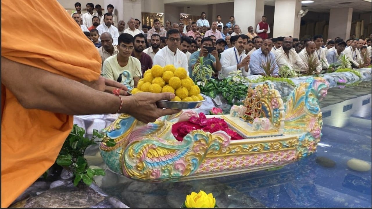 त्यात देवाच्या लहान मूर्तींना पाण्यातून फिरवण्यात आले. याला जलविहार असे म्हणतात. यानंतर सकाळी ८ वाजता कार्यक्रमाची सुरुवात झाली. देवाच्या मूर्तीला पालखीतून वाजत-गाजत मिरवणूक काढण्यात आली.
