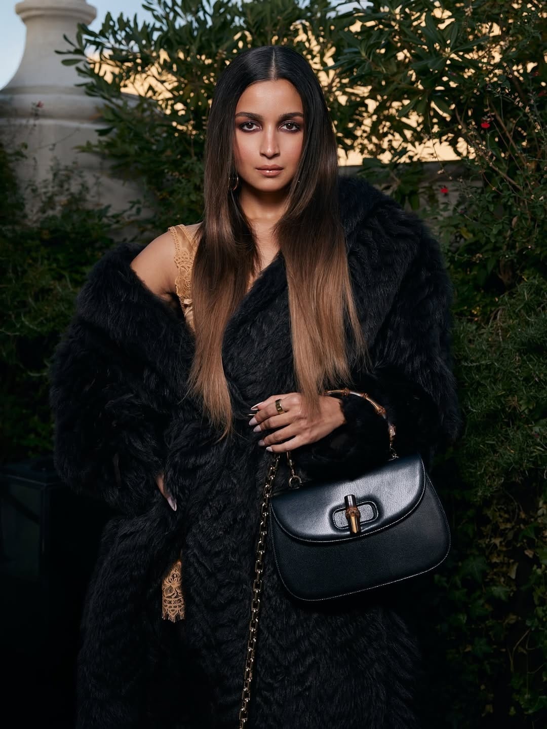 अभिनेत्री आलिया भट्ट कायम तिच्या लूक आणि अभिनयामुळे चर्चेत असते. आलिया सोशल मीडियावर कायम फोटो पोस्ट करत असते. आता देखील आलियाने काही फोटो पोस्ट केले आहेत. 