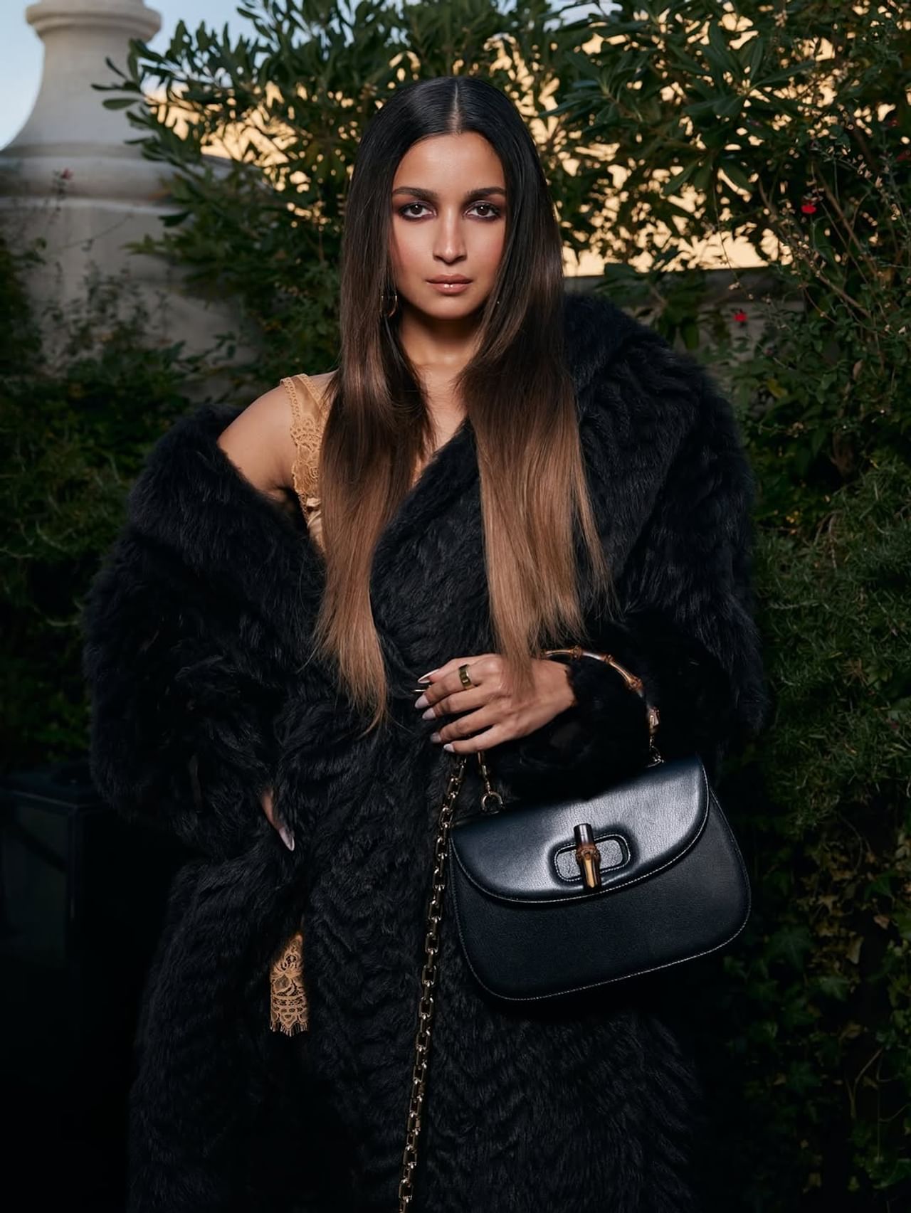 अभिनेत्री आलिया भट्ट कायम तिच्या लूक आणि अभिनयामुळे चर्चेत असते. आलिया सोशल मीडियावर कायम फोटो पोस्ट करत असते. आता देखील आलियाने काही फोटो पोस्ट केले आहेत.