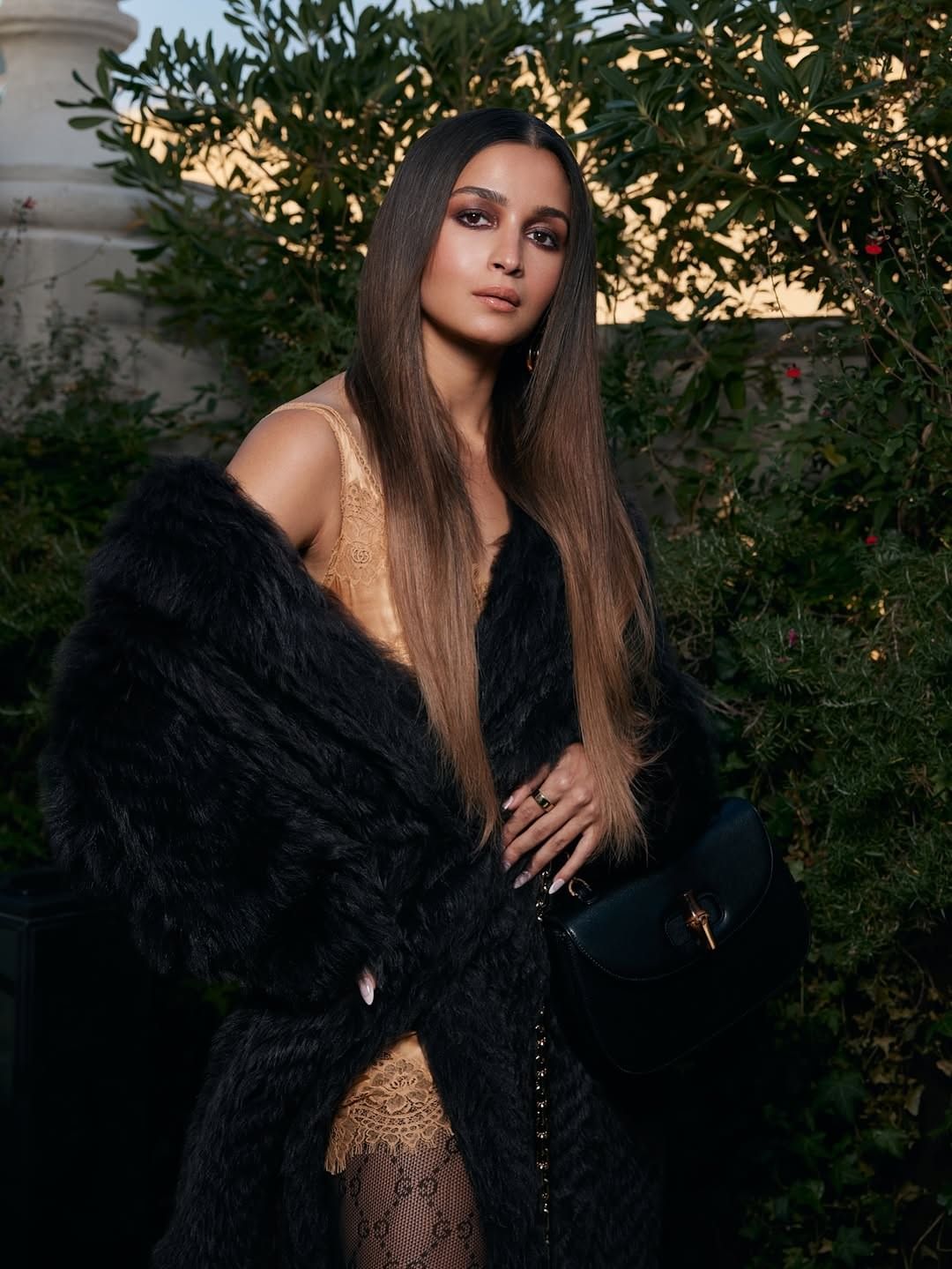 ज्यामध्ये अभिनेत्री अतिशय रॉयल आणि ग्लॅमरस दिसत आहे. क्लासी ड्रेस, मोकळे आणि सरळ केसांत आलिया चाहत्यांना फॅशन गोल्स देताना दिसत आहे. सध्या आलिया काही फोटोंमुळे चर्चेत आली आहे.