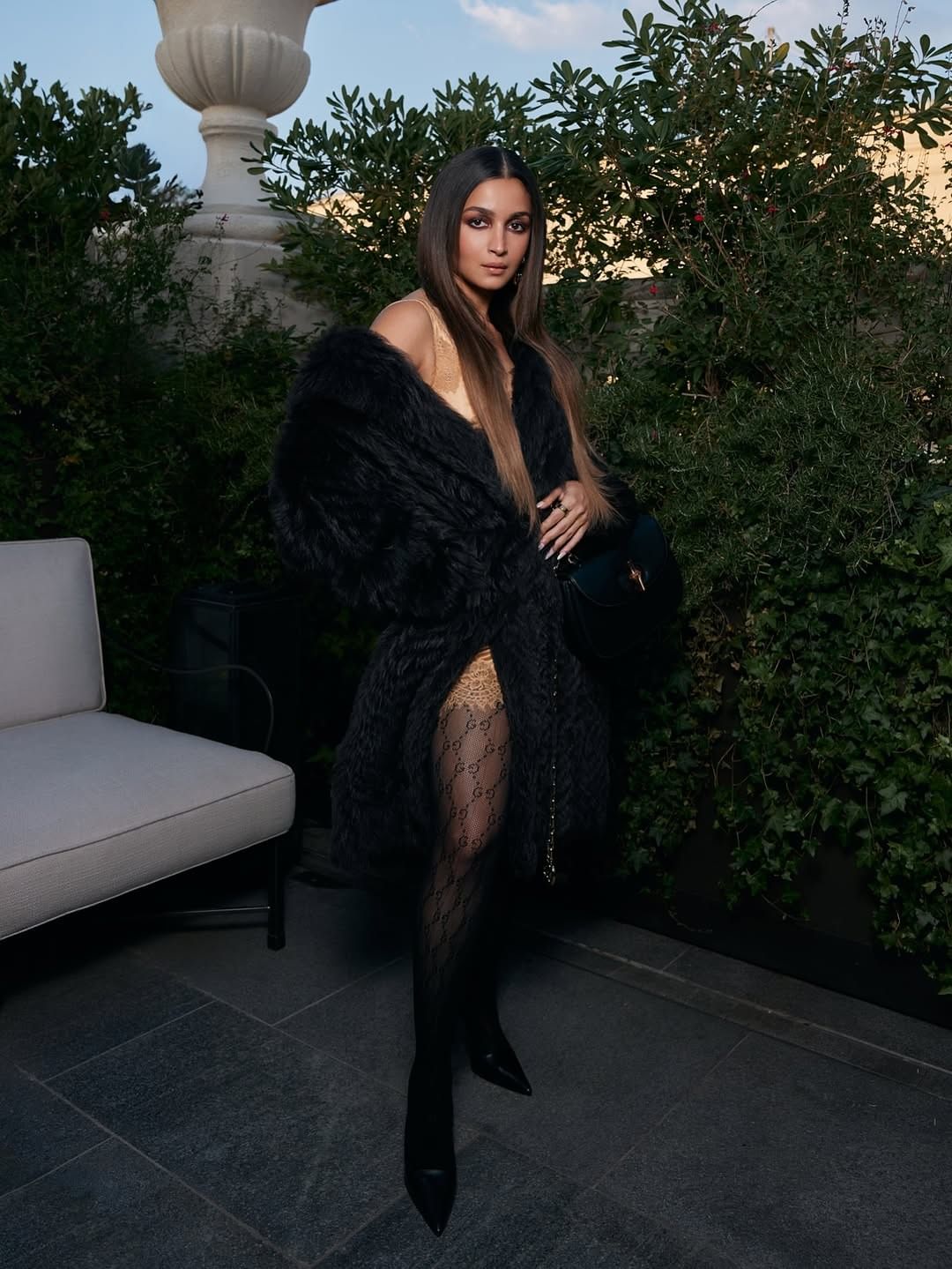 अनेकांना आलियाचा नवा लूक आवडला आहे. तर अनेकांनी अभिनेत्रीवर टीका केली आहे. अभिनेत्री दीपिका पादुकोण हिला आलिया फॉलो करतेय असे अनेक नेटकरी कमेंट करत म्हणाले आहेत.