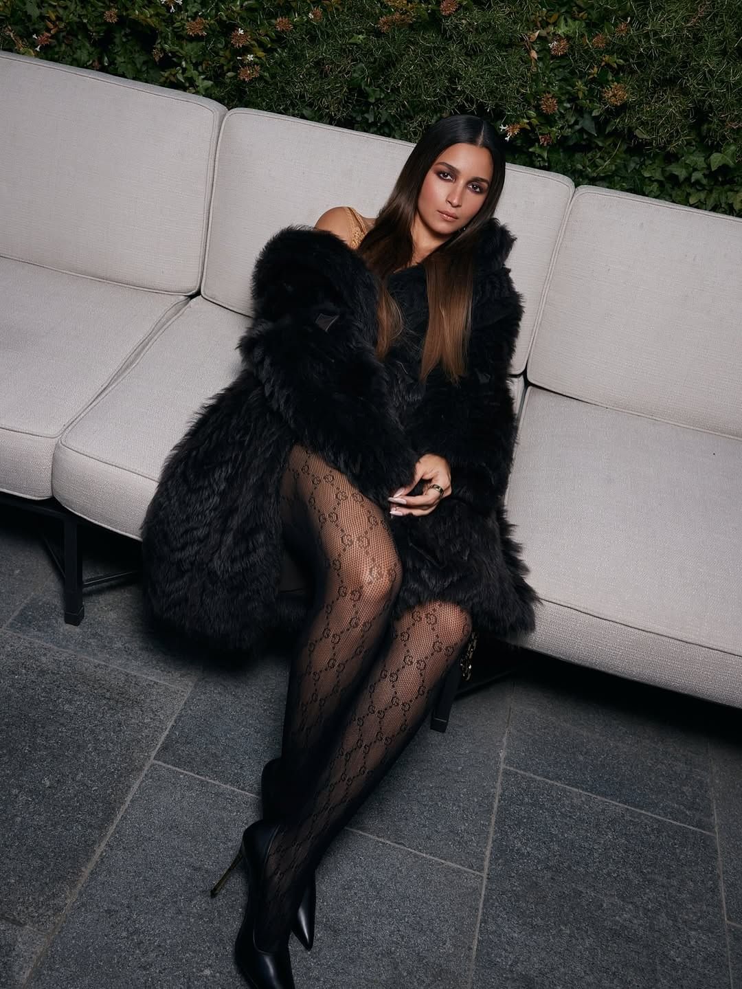 आलिया कायम सोशल मीडियावर सक्रिय असते. सोशल मीडियावर तिच्या चाहत्यांची संख्या देखील फार मोठी आहे. चाहत्यांच्या संपर्कात राहण्यासाठी अभिनेत्री कायम स्वतःचे फोटो आणि व्हिडीओ सोशल मीडियावर पोस्ट करत असते.