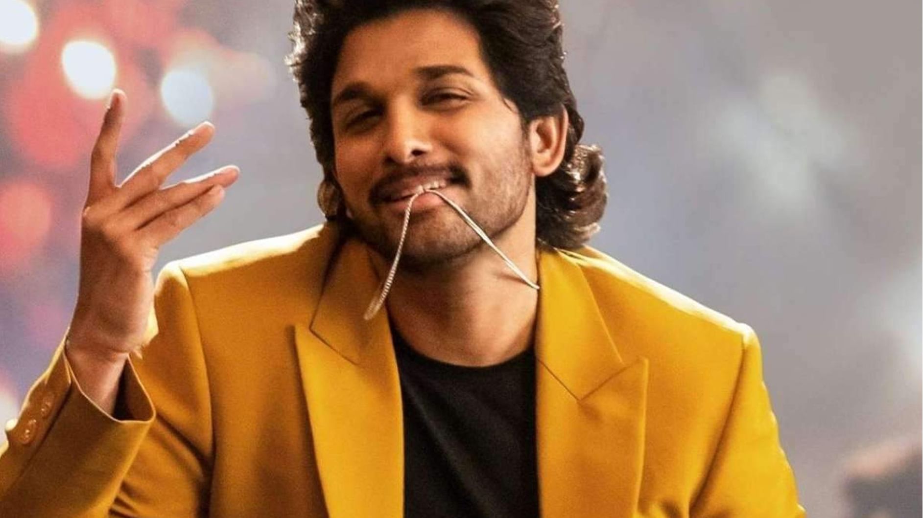  पाचव्या क्रमांकावर अल्लू अर्जुन याचे नाव येते. पुष्पा आणि पुष्पा-२ चित्रपटाद्वारे फेमस झालेल्या या अभिनेत्याने पूष्पा - २ साठी ३०० कोटी रुपयांचे मानधन घेतल्याचे म्हटले जाते. अल्लू अर्जुन भारतातील सर्वाधिक मानधन घेणारे स्टार झाले. अल्लू अर्जुन यांची संपत्ती सुमारे ४६० कोटी रुपयांची आहे. 