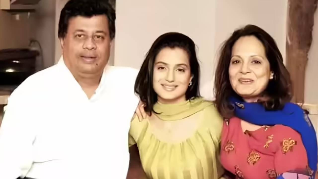 "असंख्य चाहते माझा फोटो मंदिर किंवा चर्चमध्ये घेऊन जायचे आणि माझ्याशी लग्न करायचे. मला अनेकांची पत्रं मिळाली होती. ज्यामध्ये हार घातलेले आणि सिंदूर लावलेले माझे फोटो होते. तू माझी आहेस, असं त्यावर लिहिलेलं असायचं", असा खुलासा अमिषाने केला. 
