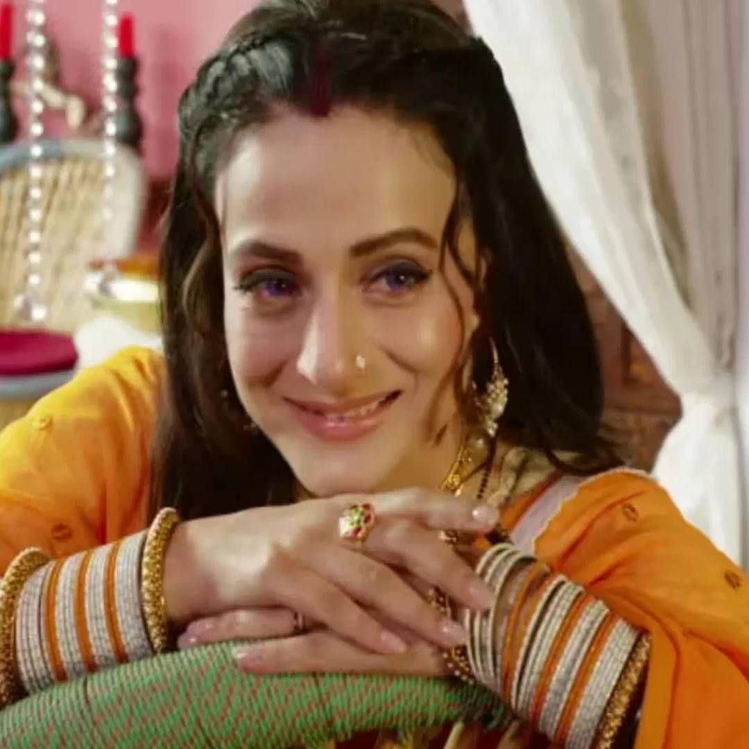 अमीषाने एका पॉडकास्टमध्ये बोलताना सांगितलं की, तिला लग्नासाठी स्थळ आलेलं. पण तिच्यासमोर अट ठेवण्यात आलेली, अभियन सोडावा लागेल. पण अमीषाने नकार दिला. लग्नासाठी मी करिअरशी तडजोड करणार नाही अशी अमीषाची भूमिका आहे.  