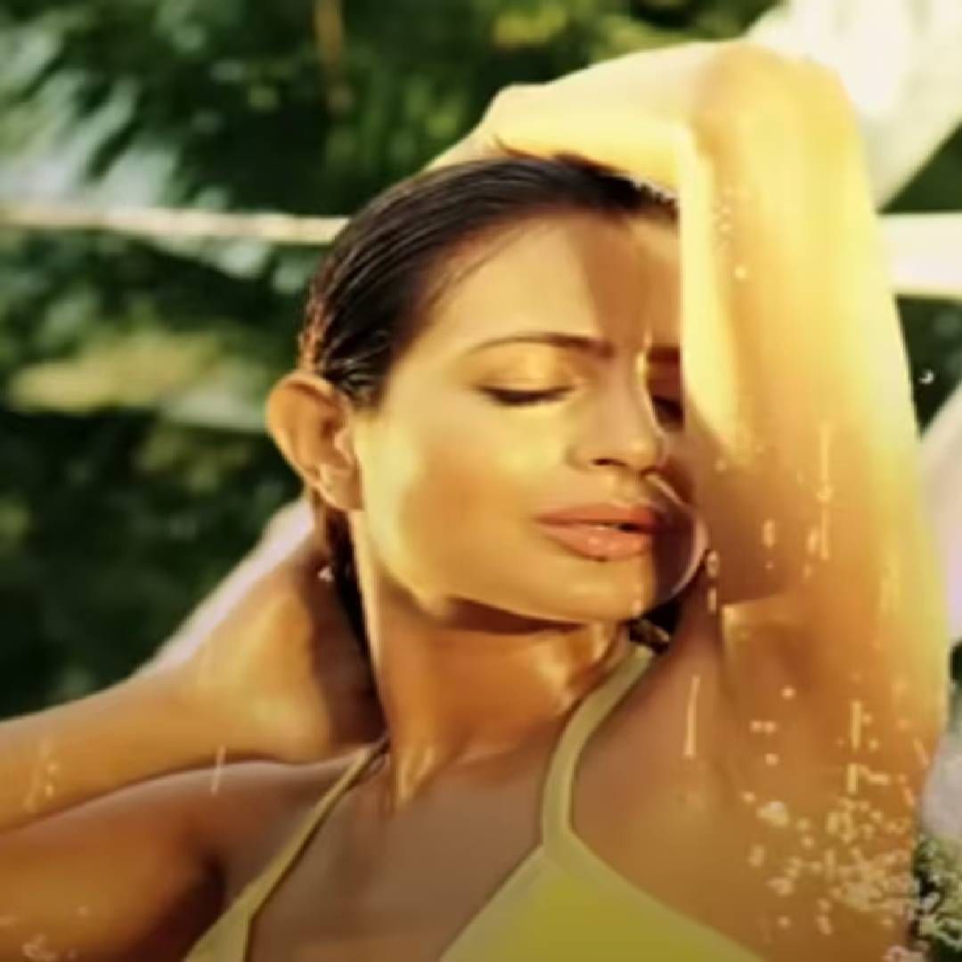 या गाण्यात आमीषाने आपल्या ग्लॅमरचा असा तडका लावलेला की, ते पाहून प्रत्येकजण हैराण झालेला. अलीकडे अमीषा पटेलने या गाण्याबद्दल अनेक खुलासे केले. रणवीर इलाहबादियाच्या पॉडकास्टमध्ये अमीषा बोलली की, प्रोड्यूसर आदित्य चोपडाने सांगूनही तिने गाण्यात बिकिनी परिधान केली नव्हती. आदित्यला आमीषाची इमेज चेंज करायची होती. 