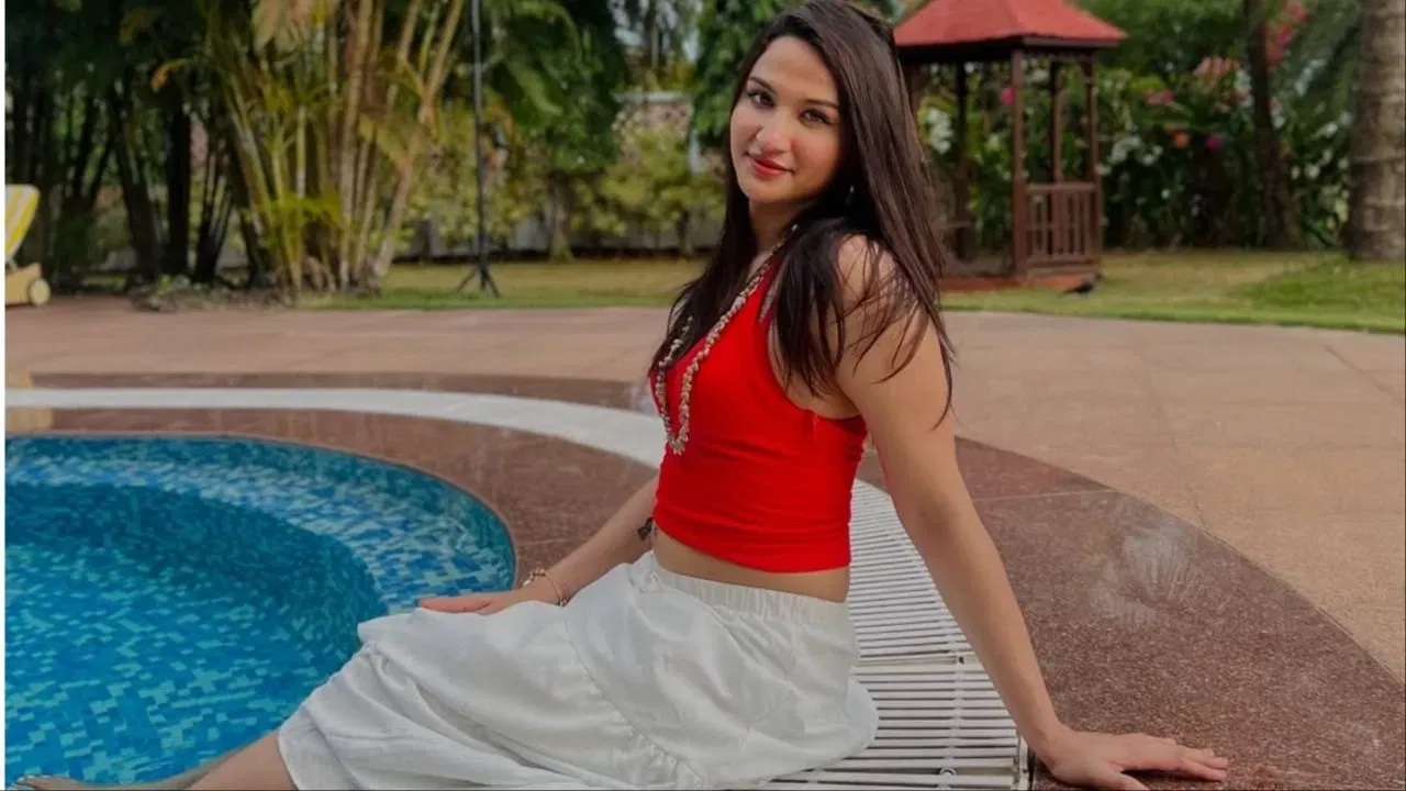 दुसऱ्या स्पर्धकाने तिला विचारले का फोटो पाठवणाऱ्याला तू ओळखते का? त्यावर अनायाने 'त्याला सर्वजण ओळखतात' असे स्पष्ट म्हटले.