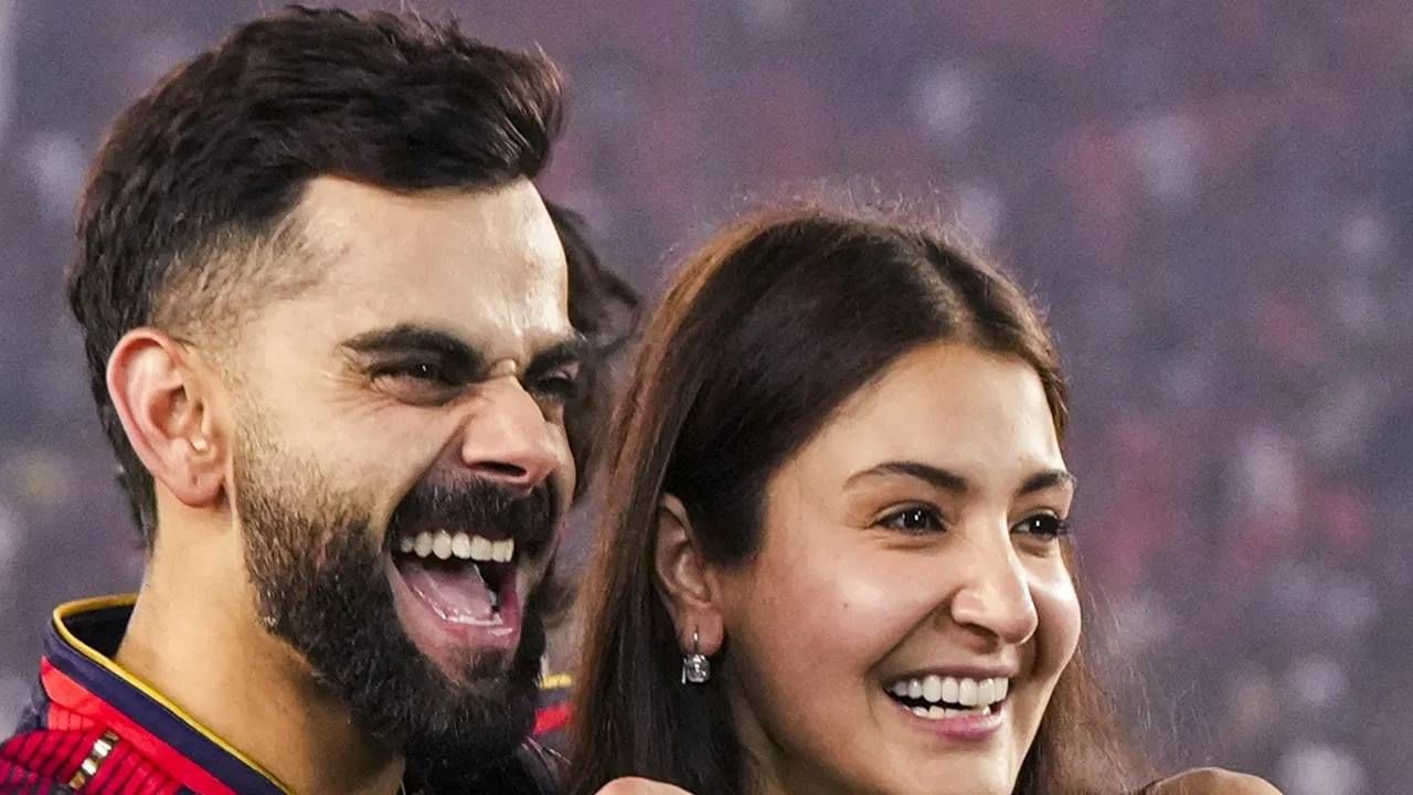 टीम इंडियाचा स्टार फलंदाज विराट कोहली आता क्रिकेटच्या मैदानाच्या पेक्षा कुटुंबासोत जास्त वेळ घालवताना दिसतो. विराट कोहली सध्या लंडनमध्ये आहे. तिथे तो रस्त्यावर फिरताना, शॉपिंग करताना दिसला. (PC-PTI)