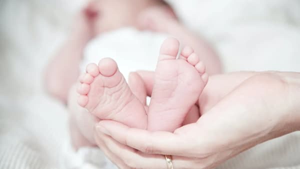 मुलीसाठी निवडा अर्थपूर्ण आणि सुंदर नावं, 25 नावांची यादी पाहून तुम्ही व्हाल खूश