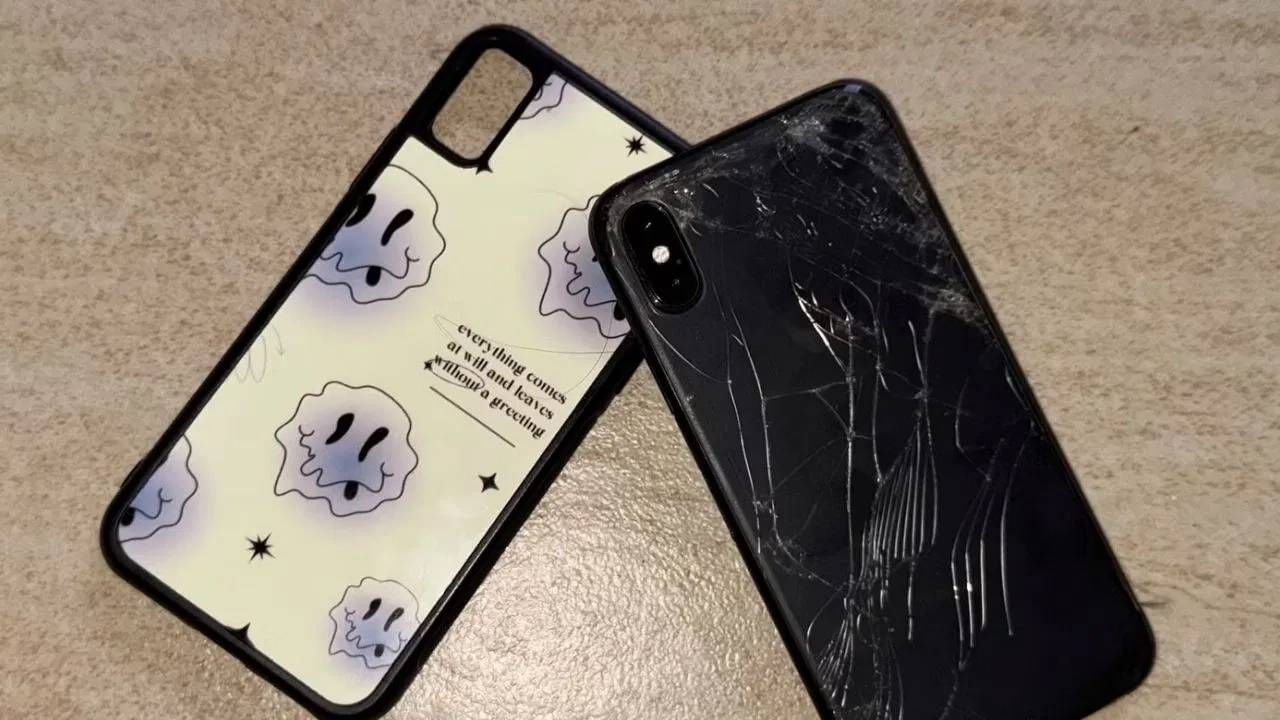 जवळपास सर्वांकडेच स्मार्टफोन आहे. स्मार्टफोन म्हटले की, बॅक कव्हर आलेच. मात्र, तुम्हाला ही बाब माहिती आहे का? फोनला बॅक कव्हर लावणे नुकसानदायक आहे. 