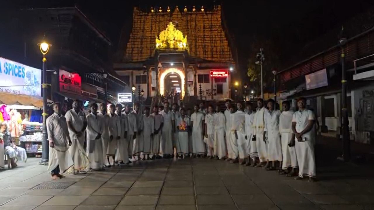 गुजरातमध्ये विमान अपघात झाल्यानंतर, प्रतिष्ठानने संकटमोचक गणपती बाप्पाला अशी कोणतीही दुर्घटना घडू नये अशी प्रार्थना केली आणि गणपती बाप्पाला विमानात बसवून पुण्याहून तिरुअनंतपुरममधील पद्मनाथन स्वामी मंदिरात नेण्यात आले.