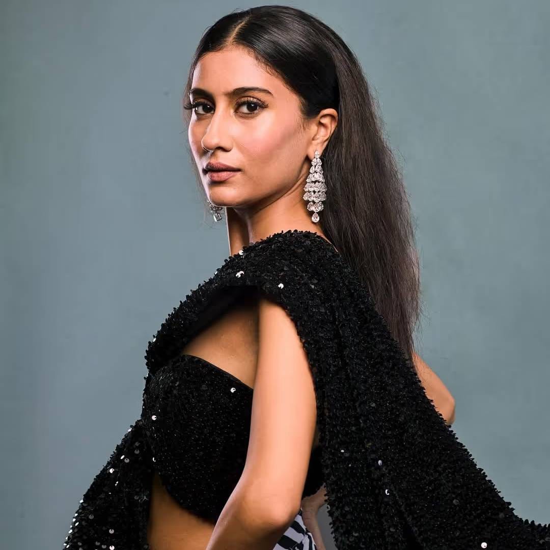 रेनेने या फोटोजमध्ये ब्लॅक बलून ड्रेस परिधान केला आगे. थाई हाई स्लिट आहे. न्यूड मेकअप केला आहे. केस मोकळे सोडले आहेत. एका फोटोमध्ये रेनेने बॉडी फिटेड ड्रेस परिधान केलाय. 