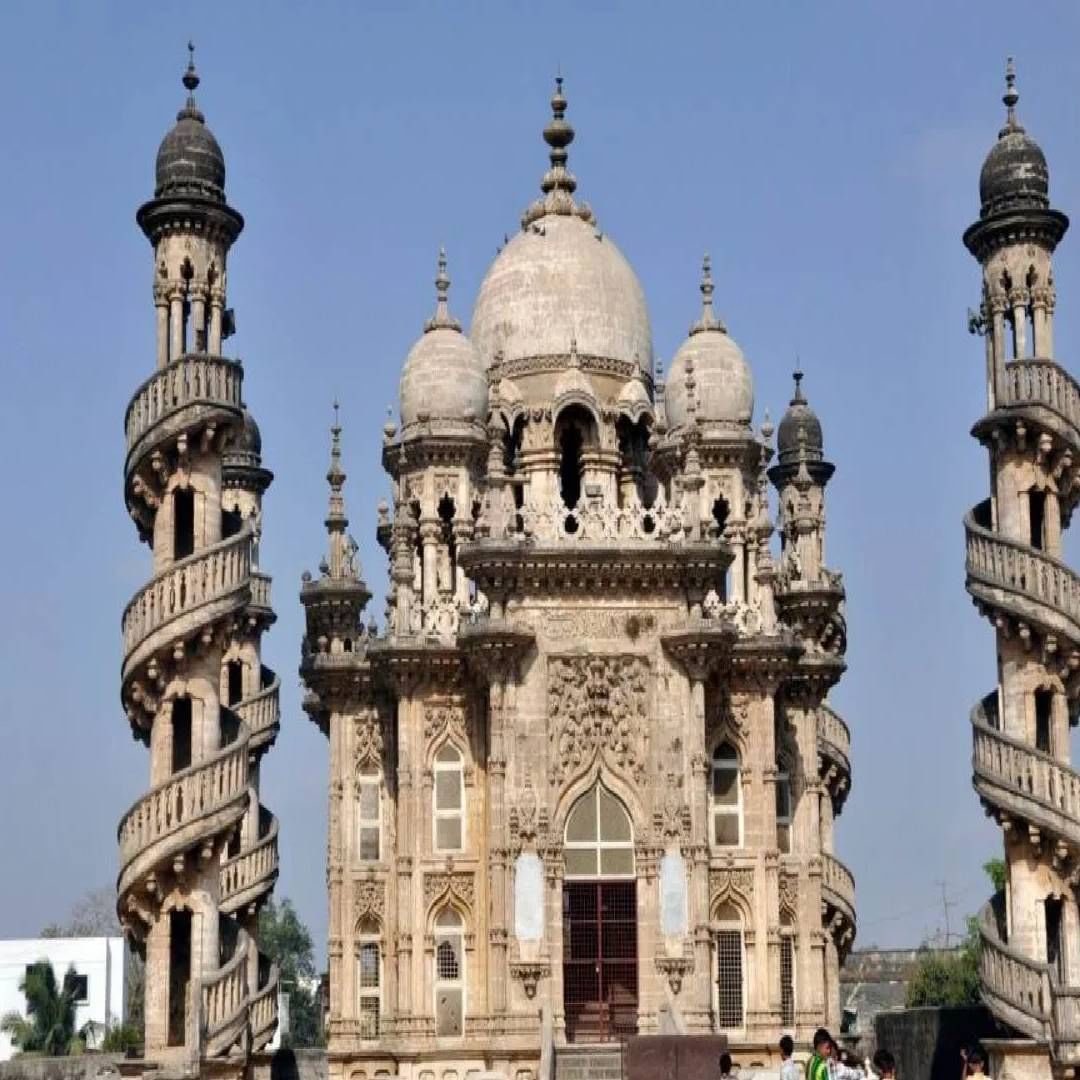 मकबऱ्यात कांद्याच्या साइज गुंबद, फ्रांसीसी खिड़क्या, मूर्त्या, संगमरवरी नक्काशी, संगमरवरी खांब, जाळ्या, चांदीचे दरवाजे आहेत.   ही वास्तू आणि कलाकार्य मकबऱ्याच्या सौंदर्यात अजून भर घालतं. (Photos Credit: Getty Images)