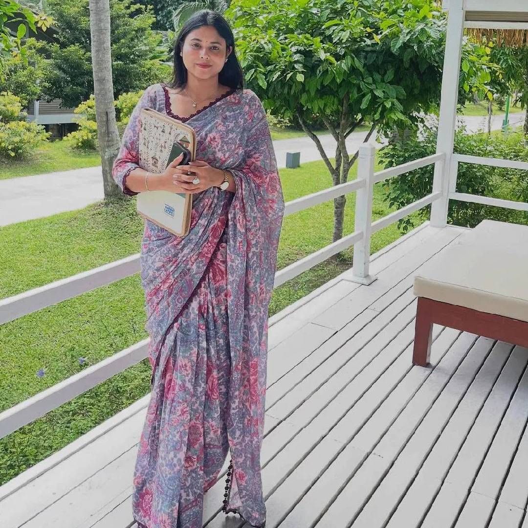 या फ्लोरल प्रिंट साड़ीमध्ये प्रियाचा लुक सिंपल आणि सोबर वाटतोय. सोबतच तिने लाइट वेट नेक चेन आणि टॉप्स स्टाइल ईयररिंग्स कॅरी केली आहे. ऑफिस गोइंग गर्ल्स तिच्या या लुकमधून आयडीया घेऊ शकतात. आज फ्लोरल प्रिंट साडी खूप ट्रेंडमध्ये आहे. 