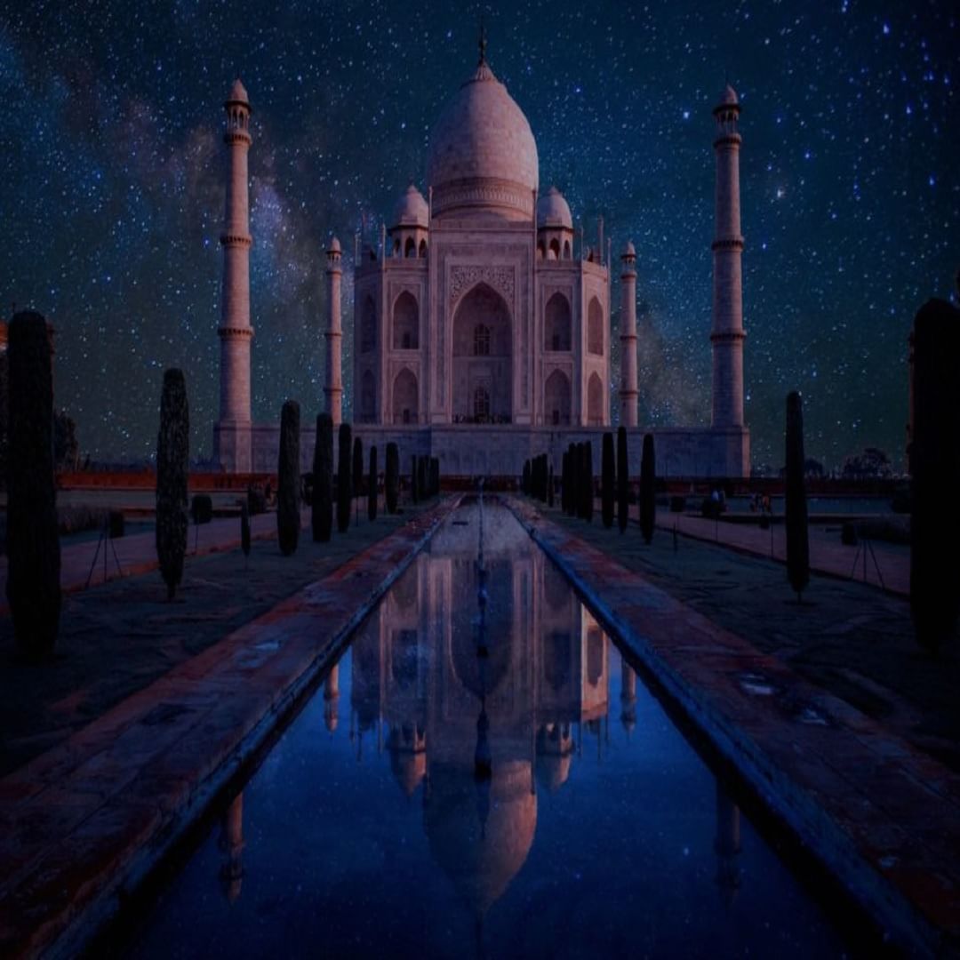 दिवसा ताजमहालच्या पांढऱ्या संगमरवराचे सौंदर्य सर्वांनाच दिसते. पण जेव्हा रात्रीच्या चांदण्यात ताजमहल पाहण्याचं सुख काही औरच आहे. रात्री त्याचे स्वरूपच बदलते असं वाटतं. लख्ख चांदण्यांचा संगमरवरावर पडणारा प्रकाश आणि त्याच्या समोर असलेल्या यमुनेच्या पाण्यात दिसणारी चांदण्याची लखलख एखाद्या स्वप्नातील जगापेक्षा कमी वाटत नाही.
