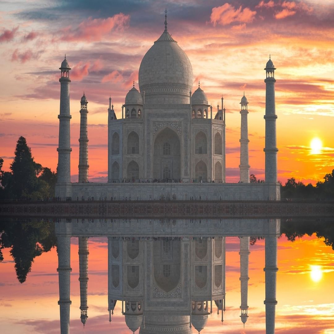 रात्रीच्या शांततेत, यमुना नदीच्या पाण्यात ताजमहालचे प्रतिबिंब एका आरशासारखे दिसते. जणू तो पांढराशुभ्र पौर्णिमेचा चंद्राचीच छबी आहे. ताऱ्यांमध्ये चमकणारा ताजमहाल पाहून डोळ्यांना विश्वास बसत नाही. ते दृश्य खरोखरंच डोळ्यांना सुखावणारं असतं. 