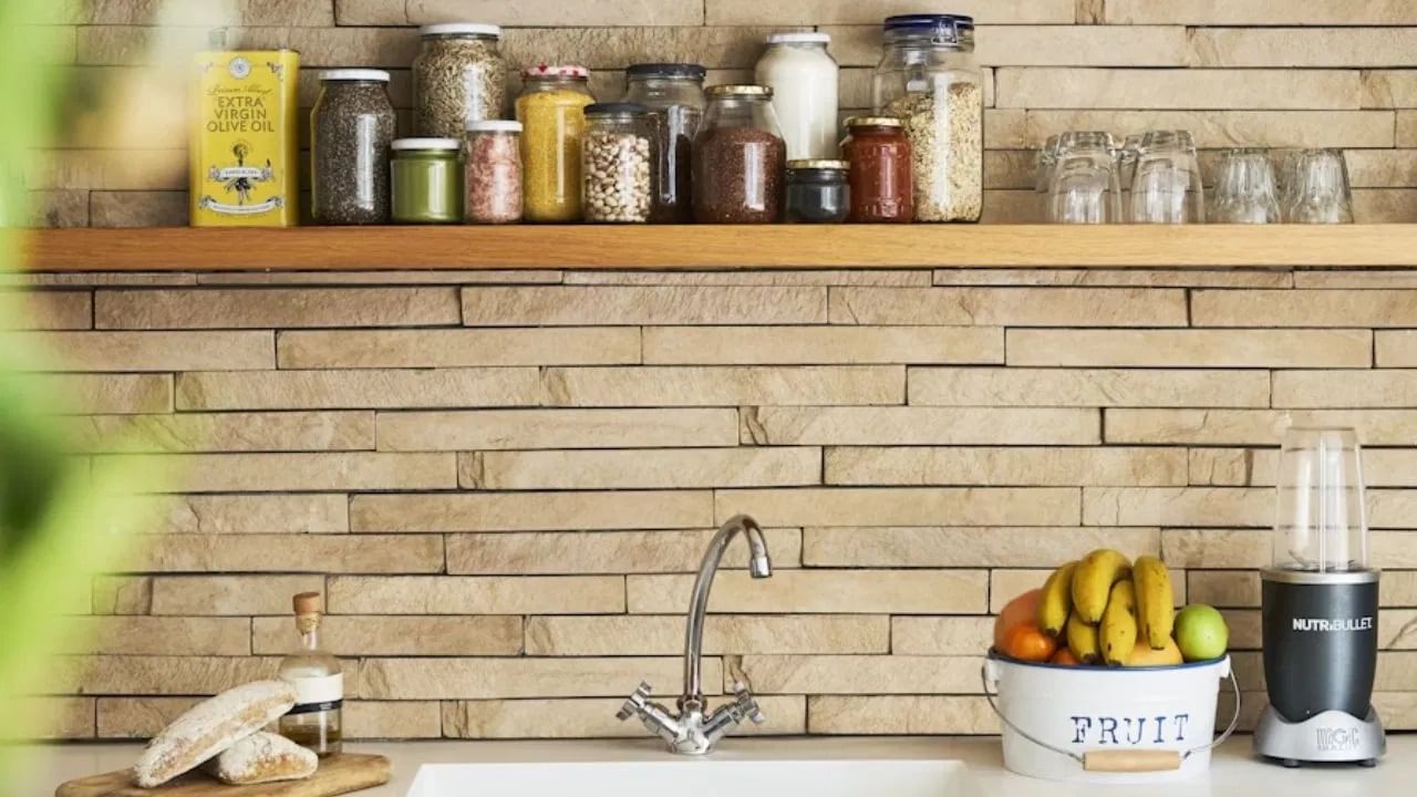 किचन अग्नीतं प्रतिनिधित्व करतं, बेडरुम पाण्याचं प्रतिनिधित्व करतं... वास्तुशास्त्रानुसार, या दोन विरुद्ध घटकांची एकमेकांसमोर उपस्थिती असणाऱ्या घरातील लोकांमध्ये तणाव, भांडणं आणि मतभेद निर्माण होऊ शकतात. याला ऊर्जेचा संघर्ष मानला जातो, ज्यामुळे घराची शांती भंग होते.