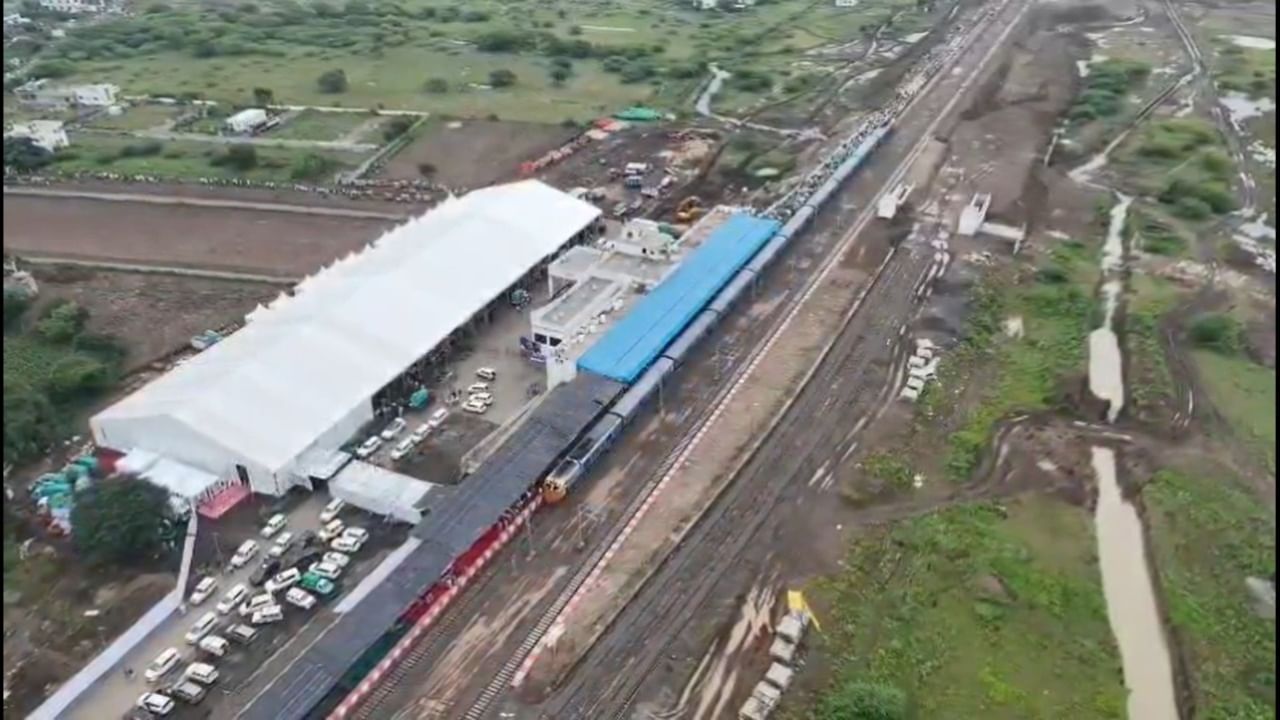 बीड शहर आणि जिल्ह्यासाठी रेल्वेचे स्वप्न अखेर पूर्ण झाले आहे. मराठवाडा मुक्ती संग्राम दिनाच्या निमित्ताने अहमदनगर ते बीड या नवीन रेल्वे मार्गावर पहिली प्रवासी रेल्वे धावली आहे.