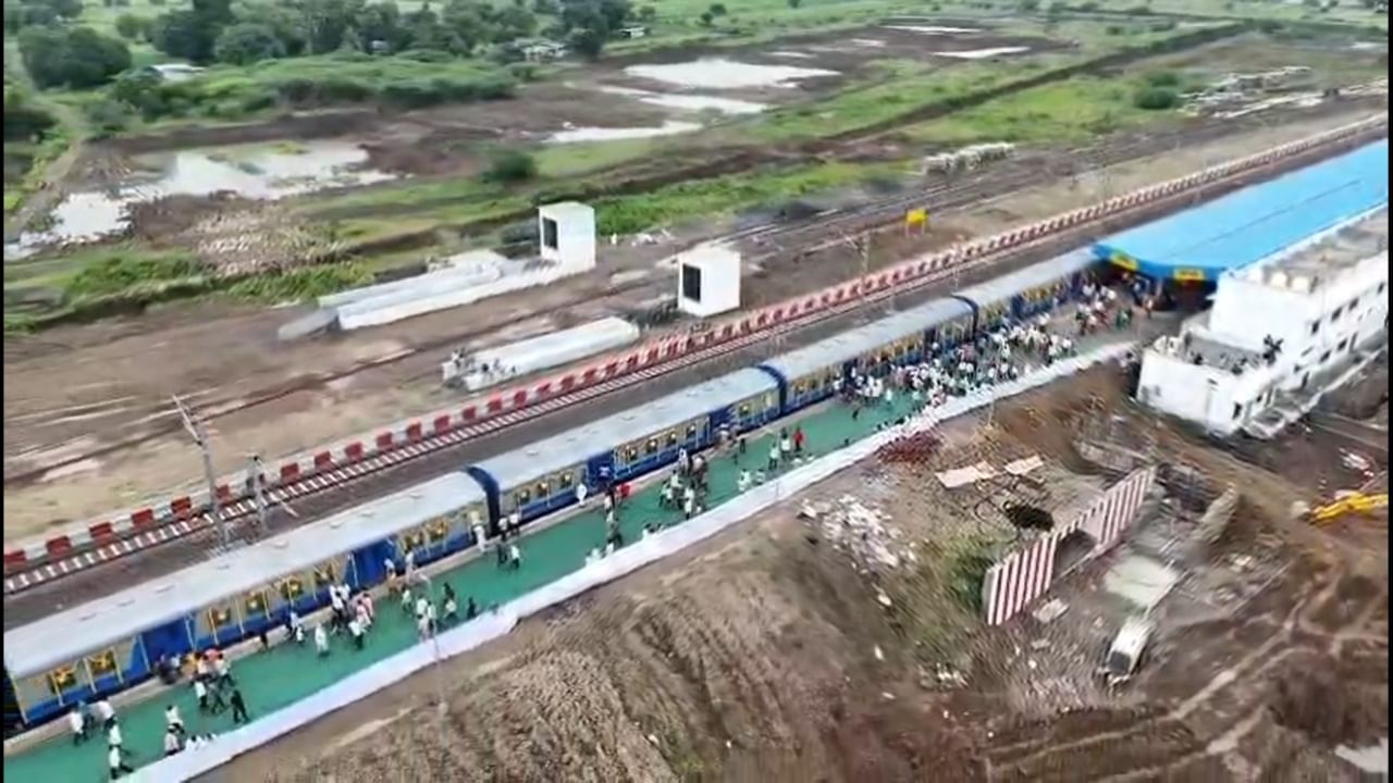 बीड जिल्ह्याला रेल्वे मार्गाशी जोडण्याची मागणी अनेक वर्षांपासून होती. दिवंगत नेत्या केसरकाकू क्षीरसागर यांनी पहिल्यांदा ही मागणी केली होती. त्यानंतर, स्वर्गीय गोपीनाथ मुंडे आणि इतर नेत्यांनी या प्रकल्पासाठी सातत्याने पाठपुरावा केला.