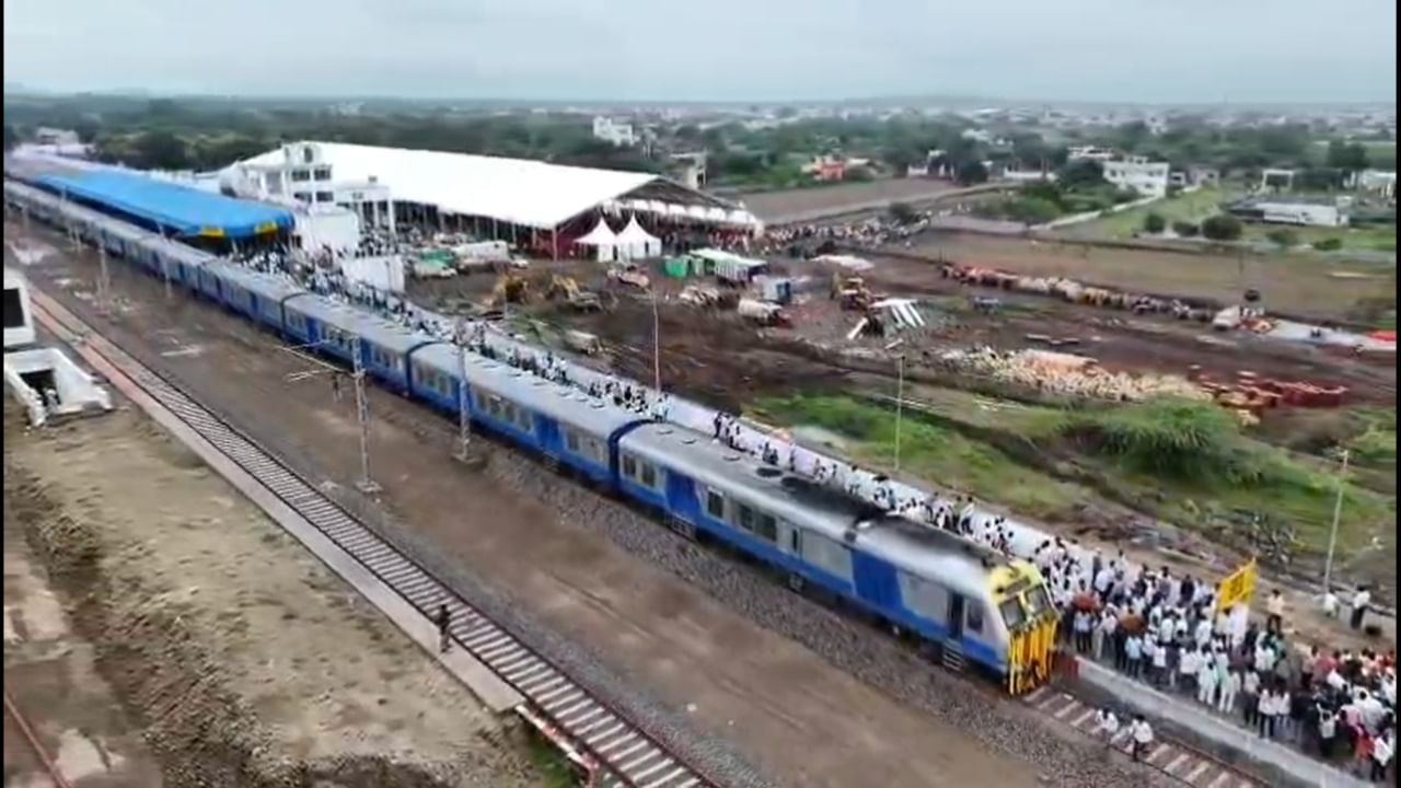 या मार्गावर एकूण 16 रेल्वे स्थानके आहेत. जतनंदुर, विघ्नवाडी, रायमोहा, राजुरी (नवगण) आणि बीड ही या रेल्वेवरील महत्त्वाची स्थानकं आहेत. यामुळे आसपासच्या गावांनाही शहरांशी सहज जोडणं शक्य होणार आहे.