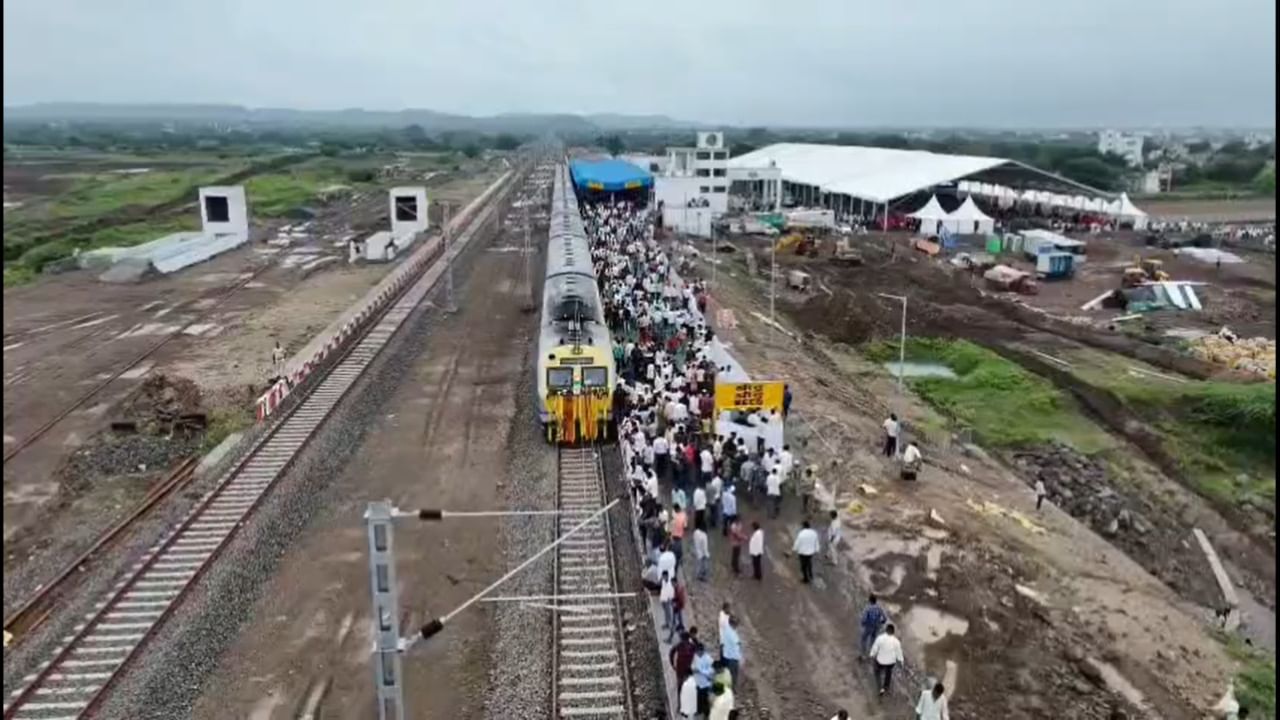 या रेल्वेच्या उद्घाटनामुळे बीड जिल्ह्यासाठी विकासाचा एक नवा अध्याय सुरू झाला आहे. हे स्वप्न साकार करण्यासाठी केंद्र आणि राज्य सरकारने निधी देऊन बीडकरांची स्वप्नपूर्ती केली आहे.