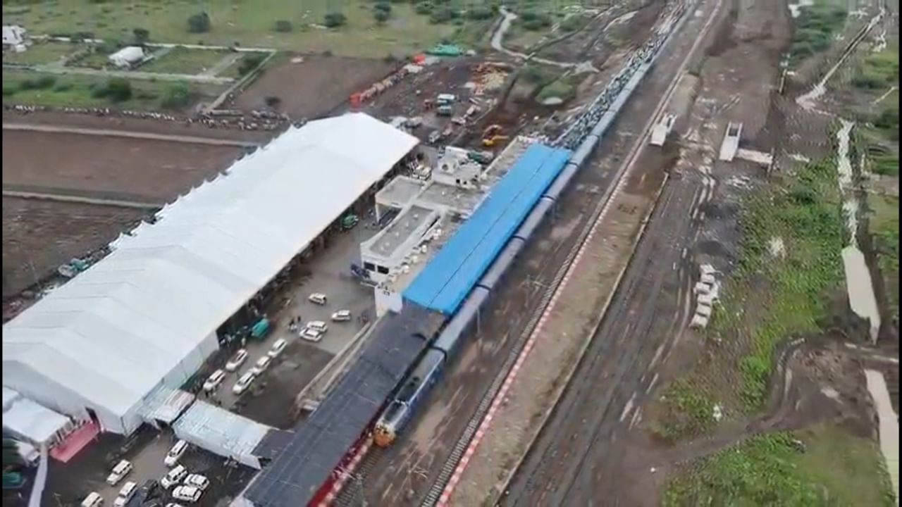 अहमदनगर ते बीड हा प्रवास आता अधिक सोयीस्कर जलद आणि सुरक्षित झाला आहे. या प्रवासाला अंदाजे 5 तासांचा वेळ लागणार आहे. या रेल्वेमुळे मालवाहतूक सोपी झाली आहे.