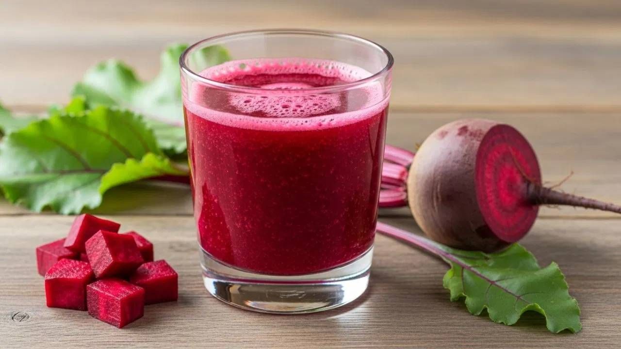 पण तुम्हाला माहित आहे का की त्याचा रस अनेक लोकांसाठी विषासारखा असतो? चला जाणून घेऊया कोणत्या लोकांनी बीटचा रस पिणे टाळावे.