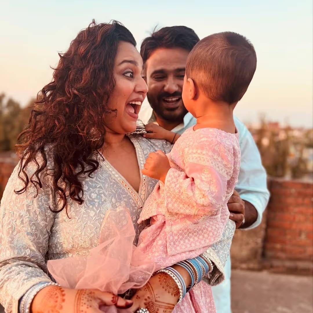 स्वरा भास्करची सध्या पती फहाद अहमदसोबत पती-पत्नी आणि पंगा शो मध्ये खूप धमाल सुरु आहे. या जोडप्यातील छोटे-मोठा वाद आता प्रेक्षकांना खूप भावतायत. तेच काही जण स्वराच्या लूकवरुन प्रश्न उपस्थित करतायत.