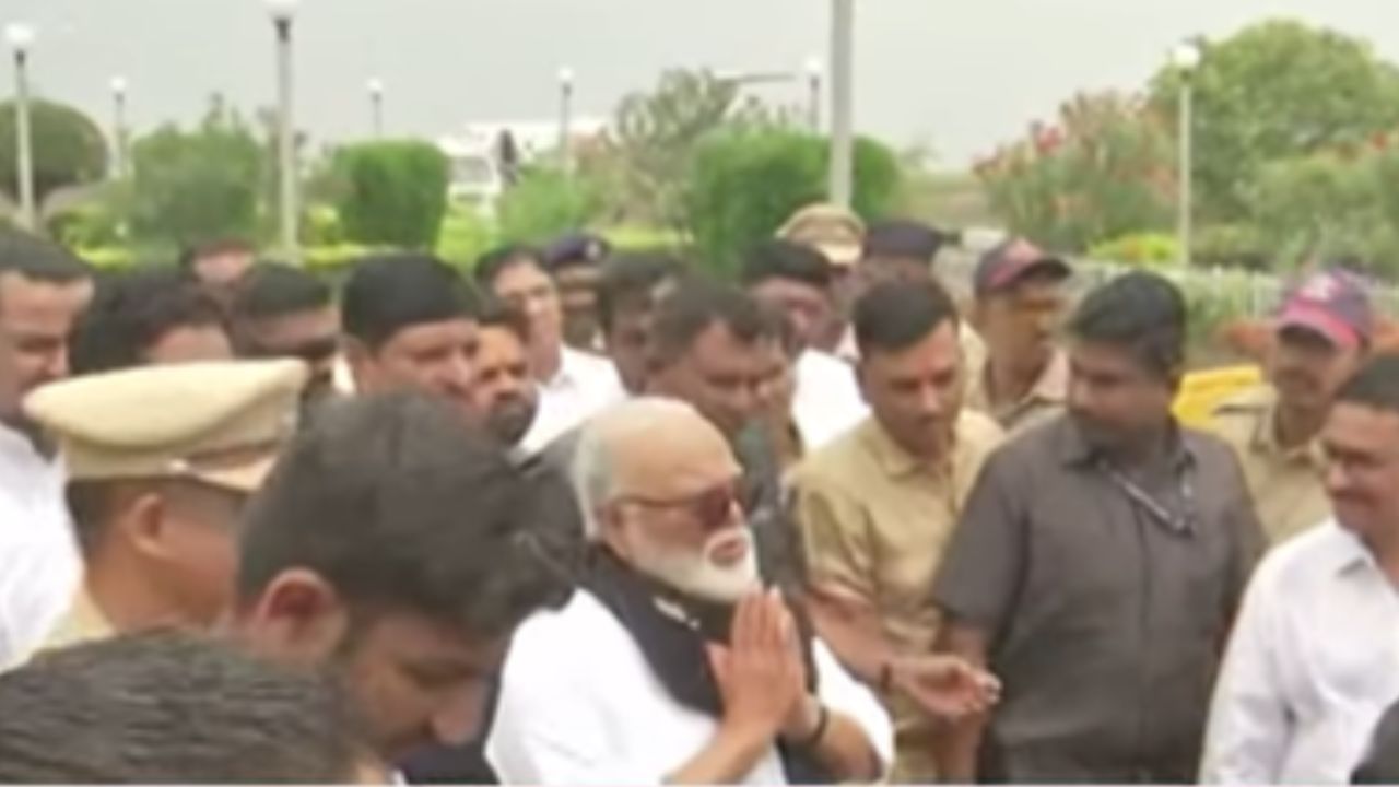 कराड कुटुंबाच्या भेटीसाठी मंत्री छगन भुजबळ लातूरमध्ये कराड कुटुंबाच्या भेटीसाठी मंत्री छगन भुजबळ लातूरमध्ये