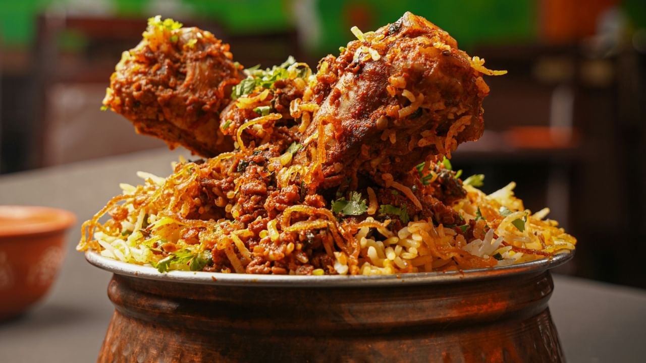 बिर्याणी आणि पुलाव यातील अजून महत्त्वाचा फरक म्हणजे ज्यामुळे हे दोन्ही पदार्थांना वेगळे असल्याचे पाहायला मिळते. पुलावमध्ये कोणताही थर नसतो. तांदूळ आणि भाज्या किंवा मांस सुरुवातीपासूनच एकत्र शिजतात.