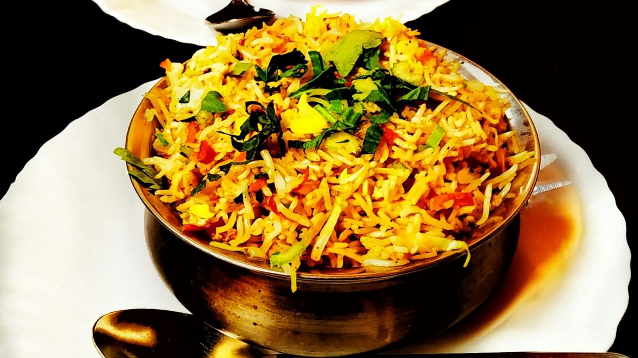 खाण्याचे शौकीन असलेल्या लोकांमध्ये नेहमीच एक वाद सुरू असतो तो म्हणजे पुलाव आणि बिर्याणी एकच आहेत की वेगवेगळ्या? अनेकदा मांसाहार न करणारे लोक बिर्याणीलाच पुलाव म्हणतात. ज्यामुळे खऱ्या बिर्याणीप्रेमींना थोडासा राग येतो.